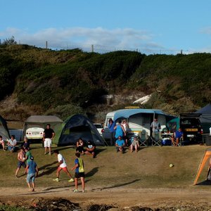 'n Bedrywige Gansbaai Karavaanpark gedurende die vakansieseisoen 
